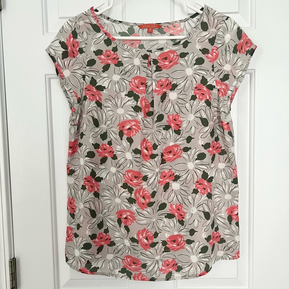 Cute ModCloth blouse size medium